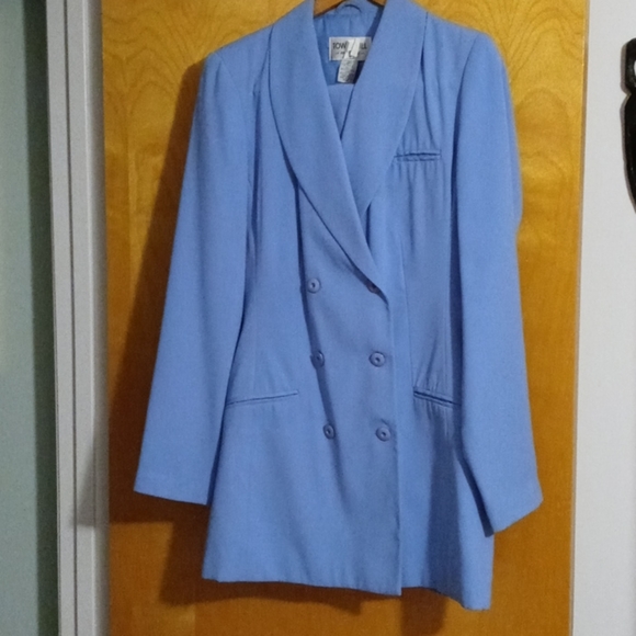 Suit - Picture 3 of 3
